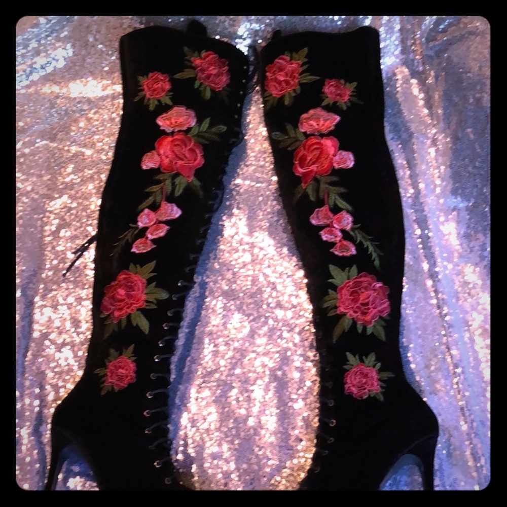 Sexy embroidered thigh high lace up boots!